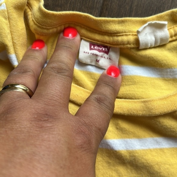 Men’s Levi’s cotton t-shirt, size medium, pink, yellow and white - Picture 3 of 5